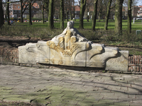 905534 Afbeelding van het gerestaureerde gedenkteken voor de Tweede Wereldoorlog uit 1945 in het plantsoen aan de Ingen ...